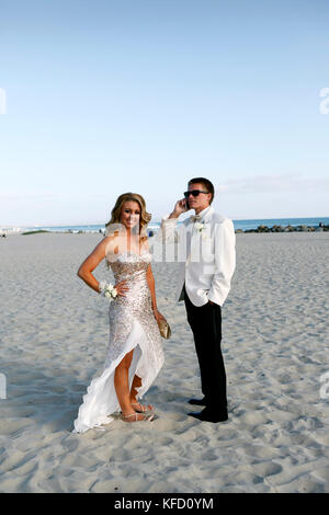 Usa, Kalifornien, San Diego, Coronado Island, prom Paar adam Whalen und Audrey Jarvis am Strand vor dem Hotel del Coronado Stockfoto