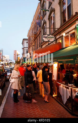 Usa, Kalifornien, San Diego, eine Gruppe Menüs entlang der Straßen der Gaslamp Quarter durchsucht, einem Stadtteil von San Diego Stockfoto