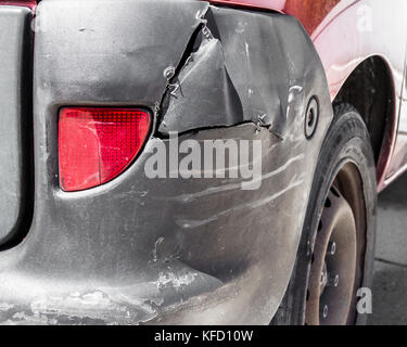 Nahaufnahme der ein Auto bei einem Unfall verkratzt Stockfoto