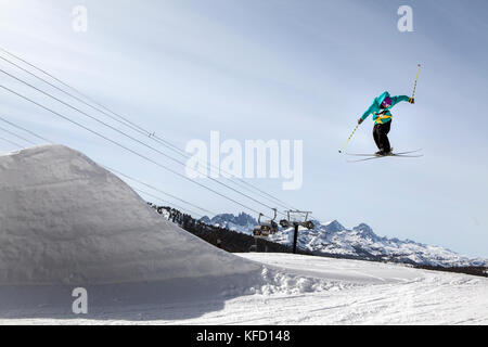 Usa, Kalifornien, Mammut, ein snowboarder Fänge Luft aus einem Sprung in Mammoth Ski Resort Stockfoto