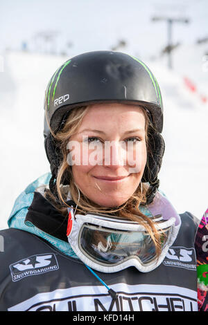 Usa, Kalifornien, Mammut, Snowboarder und uns Goldmedaillenträger, Jamie Anderson Lächeln an der Unterseite Ihres beim Mammut Ski Resort Stockfoto