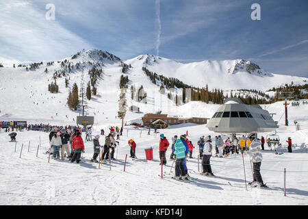 Usa, Kalifornien, Mammut, Skifahrer und Snowboarder warten in der Linie der Sessellift in Mammoth ski Resort zu fahren Stockfoto