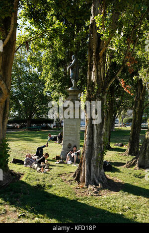 Usa, Kalifornien, San Francisco, Menschen auf dem Rasen sitzen und Musik am Nachmittag genießen, dem Washington Square Park Stockfoto