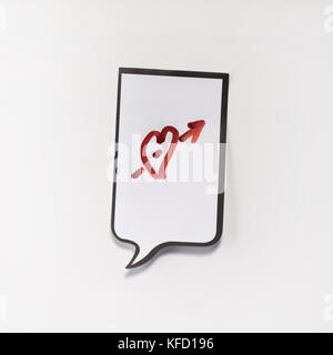 Eine weiße Memo Pad mit der Form eines Comics mit einem Herzen Stockfoto