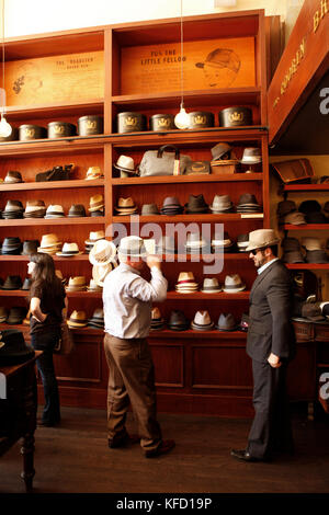 USA, Kalifornien, San Francisco, die versuchen, auf Hüte bei Goorin Brothers Hut Shop in North Beach. Stockfoto