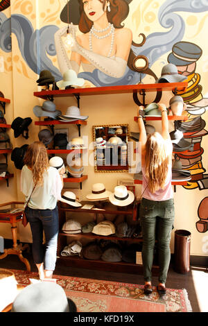 USA, Kalifornien, San Francisco, die versuchen, auf Hüte bei Goorin Brothers Hut Shop in North Beach. Stockfoto