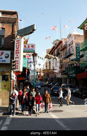 Usa, Kalifornien, San Francisco, die Leute warten, eine Straße zu überqueren, in China Town. Stockfoto