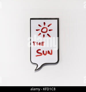 Eine weiße Memo Pad mit der Form eines Comics mit der Inschrift "die Sonne" Stockfoto