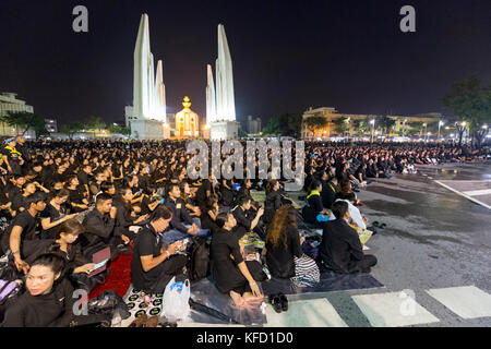 Bangkok, Thailand - 26. Oktober: Nicht identifizierte Personen sammeln für die Einäscherung von Rama IX in der Nacht auf ratchadamnoen Avenue neben Demokratie Denkmal in Stockfoto