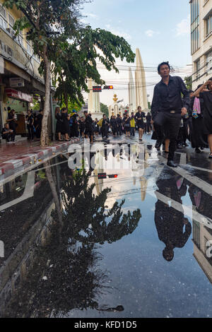 Bangkok, Thailand - 26. Oktober: Nicht identifizierte Personen zu Fuß die Straße runter in der Nähe von Demokratie Denkmal für die Verbrennung der Rama 9 in Bangkok, Thailand am Okt Stockfoto