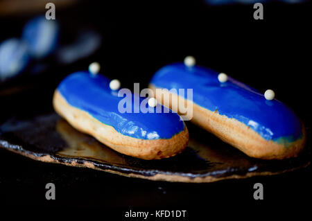 Blau eclairs mit einem gespiegelten Glasur. ein Werk der kulinarischen Kunst Kuchen Stockfoto