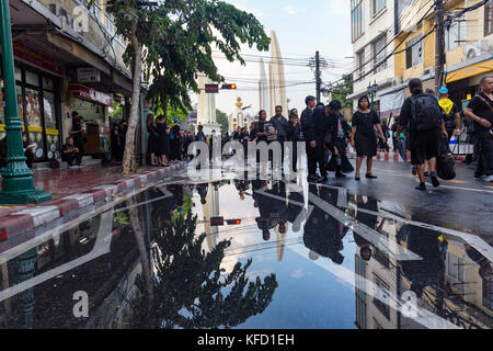 Bangkok, Thailand - 26. Oktober: Nicht identifizierte Personen sammeln für die Verbrennung der Rama 9 in der Nähe von Demokratie Denkmal in Bangkok, Thailand am 26. Oktober 201 Stockfoto