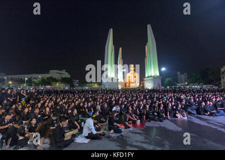 Bangkok, Thailand - 26. Oktober: Nicht identifizierte Trauernde in Schwarz sitzen und die königlichen Aktivitäten für die Verbrennung der Rama 9 Watch, der ehemalige König neben Stockfoto