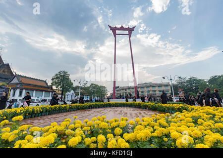 Bangkok, Thailand - 26. Oktober: Nicht identifizierte Personen sammeln für die Verbrennung der Rama 9, der ehemalige König der Giant Swing von ringelblumen in umgeben Stockfoto