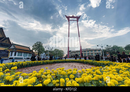 Bangkok, Thailand - 26. Oktober: Nicht identifizierte Personen sammeln für die Einäscherung von Rama IX, der ehemalige König der Giant Swing von ringelblumen in umgeben Stockfoto