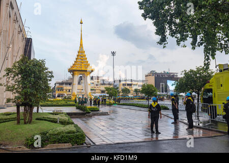 Bangkok, Thailand - 26. Oktober: Nicht identifizierte Personen sammeln für die Verbrennung der Rama 9, der ehemalige König auf eine Replik des Krematorium neben der Bma Stockfoto