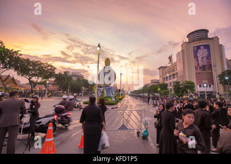 Bangkok, Thailand - 26. Oktober: Nicht identifizierte Personen um ratchadamnoen Avenue zu Fuß für die Verbrennung der Rama 9, der ehemalige König in Bangkok, Thailand Stockfoto