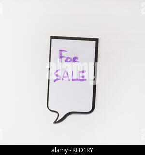 Eine weiße Memo Pad mit der Form eines Comics mit der Inschrift "zum Verkauf". Stockfoto