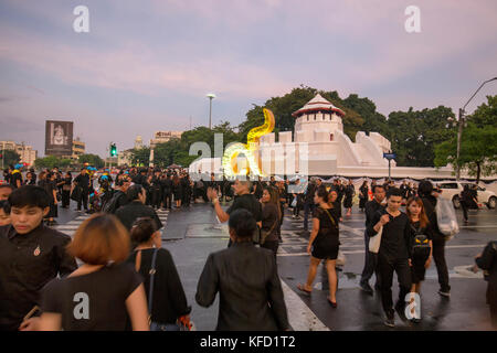 Bangkok, Thailand - 26. Oktober: Nicht identifizierte Personen um ratchadamnoen Avenue zu Fuß für die Verbrennung der Rama 9, der ehemalige König in Bangkok, Thailand Stockfoto