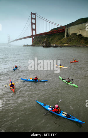 Usa, Kalifornien, San Francisco, Personen ertragen die Kälte unter der Golden Gate Bridge zu Kajak Stockfoto