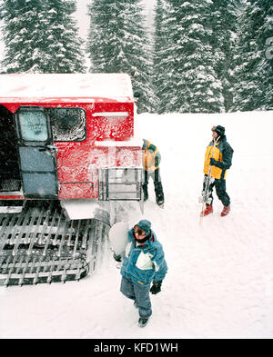Kanada, BC Rockies, Menschen außerhalb von Snow Cat Island Lake Lodge, Erhöhte Ansicht Stockfoto