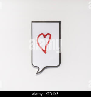 Eine weiße Memo Pad mit der Form eines Comics mit einem Herzen Stockfoto