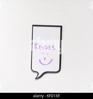 Eine weiße Memo Pad mit der Form eines Comics mit der Aufschrift 'Küsse' Stockfoto