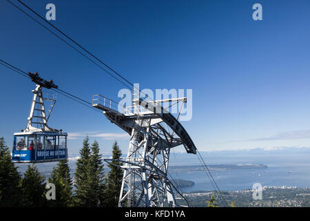 Kanada, Vancouver, British Columbia, Ansicht der skyride Gondel auf Grouse Mountain mit der Stadt Vancouver in der Ferne Stockfoto