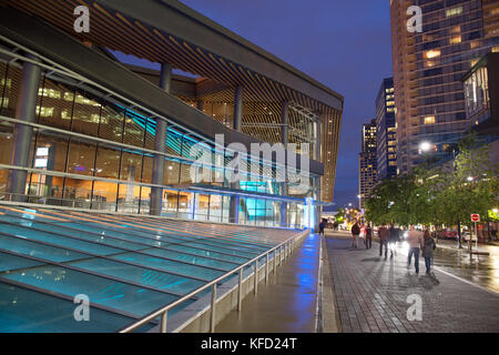 Kanada, Vancouver, British Columbia, Außenansicht des Convention Center bei Nacht, Coal Harbour Stockfoto