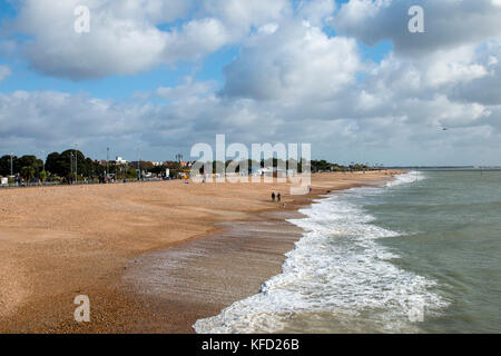 Southsea Strand, Portsmouth, Hampshire am 22. Oktober 2017. Von Süden Parade Pier genommen Stockfoto