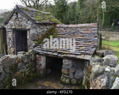 Außen-WC und schweinestall an der Hausbesetzer Cottage, Blists Hill Victorian Town in der Nähe von ironbridge in Shropshire, UK. Stockfoto