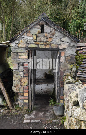 Das externe Wc an der Hausbesetzer Cottage, Blists Hill Victorian Town in der Nähe von ironbridge in Shropshire, UK. Stockfoto