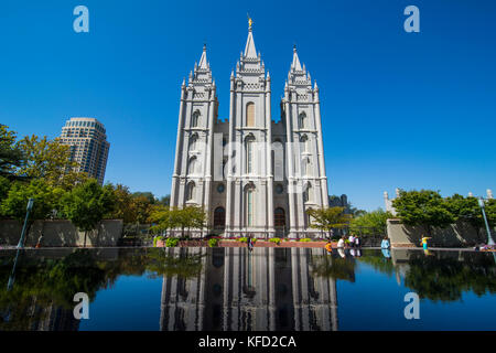 Mormon salt lake Tempel in einem kleinen Teich widerspiegelt, Salt Lake City, Utah, USA Stockfoto