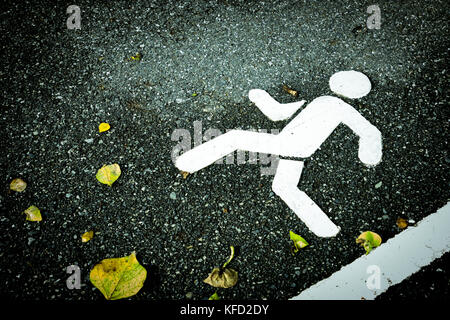 Weiß lackiert Zeichen auf Asphalt. Fußgängerweg und gelben trockenen Blättern. Über Hindernisse springen. Stockfoto