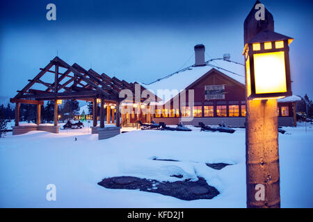 Usa, Wyoming, Yellowstone National Park, Night Shot der Old Faithful snow Lodge im Winter, Upper Geyser Basin Stockfoto