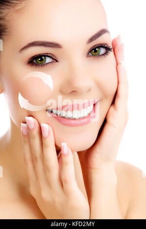 Closeup Schuß von jungen weiblichen mit Hebe Pfeile auf ihr Gesicht, auf weißem Hintergrund Stockfoto