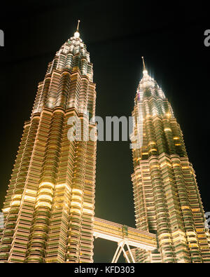 MALAYSIA, Kuala Lumpur, beleuchteten Petronas Tower bei Nacht Stockfoto