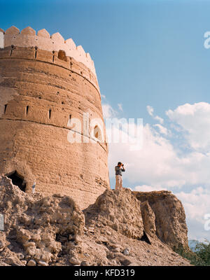 OMAN, Muscat, mann Blick durch ein Fernglas durch fort, Low Angle View Stockfoto
