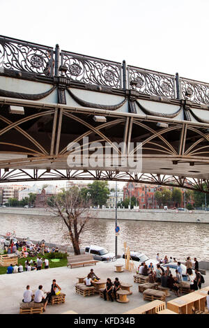 Russland, Moskau. Menschen sitzen und Hängen unter dem Patriarshy Brücke neben dem Moskauer Fluss. Stockfoto
