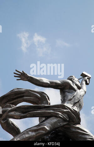 Russland, Moskau. Architekt Vera Mukhina Statue namens Arbeiter und Kolkoz Frau Monument an der Allrussischen Ausstellungszentrum. Stockfoto