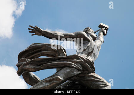 Russland, Moskau. Architekt Vera Mukhina Statue namens Arbeiter und Kolkoz Frau Monument an der Allrussischen Ausstellungszentrum. Stockfoto