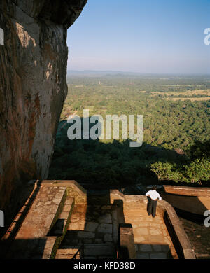 SRI LANKA, Asien, Ansicht von hinten von einem Mann stehend an Sigiriya Festung Stockfoto