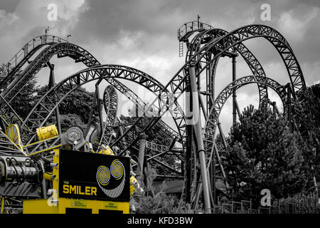Der smiler in Alton Towers, hergestellt von Gerstlauer, Foto in Schwarz und Weiß, die smiler ist eine Stahlachterbahn, die im Jahr 2013 eröffnete, Weltrekord, Stockfoto