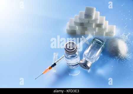 Insulin Durchstichflaschen und Spritze auf Blau methacrylat Tabelle. Horizontale Komposition. Ansicht von oben. Stockfoto