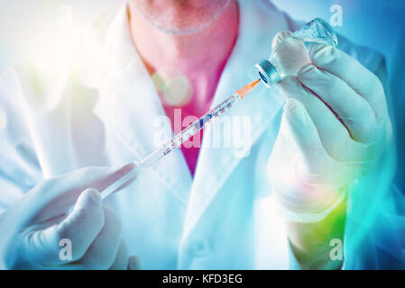 Wissenschaftler untersuchen Behandlungen zur Heilung von Krankheiten mit Spritze und Flasche in der Hand. Horizontale Zusammensetzung Stockfoto