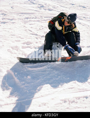 Argentinien, Bariloche, Cerro Kathedrale, der junge Mann, der Snow Board Stockfoto