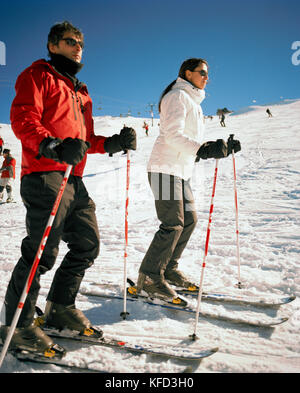 Argentinien, Bariloche, Cerro Kathedrale, close-up der Menschen Skifahren auf schneebedeckten Berg Stockfoto