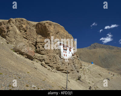 Weiß buddhistische Kloster im Inneren ist ein großer Felsen, eine sehr ungewöhnliche Gebäude, Tibet. Stockfoto