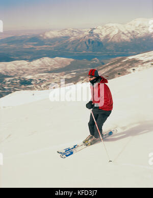 Argentinien Bariloche, Cerro Kathedrale, mann Skifahren auf schneebedeckten Berg Stockfoto