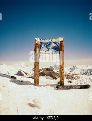 Argentinien, Bariloche, Anden, Schild auf schneebedeckten Berg am Cerro Kathedrale. Stockfoto